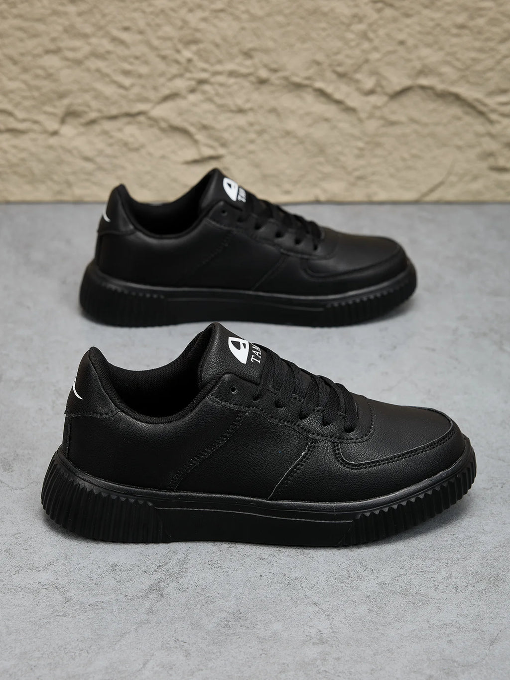 Fashion Leather Men White Sneakers Breathable Comfort Classic Casual